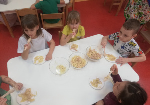 przedszkolaki konsumują swój makaron